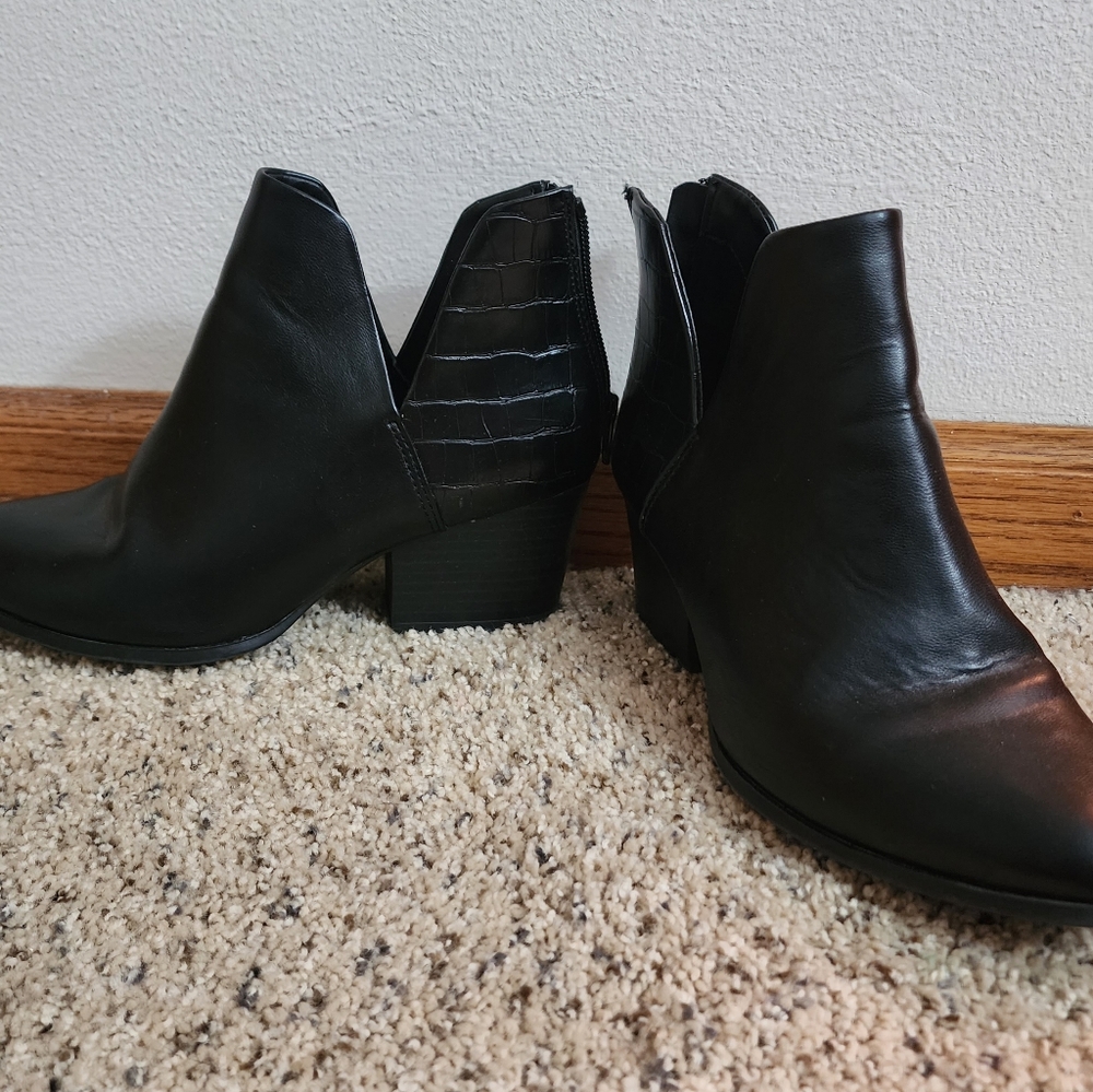 Short black boots